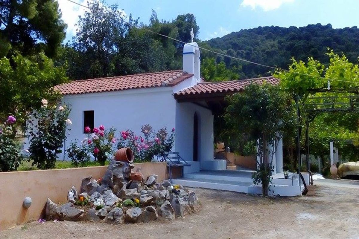 Το εκκλησάκι στο κτήμα παράδεισος