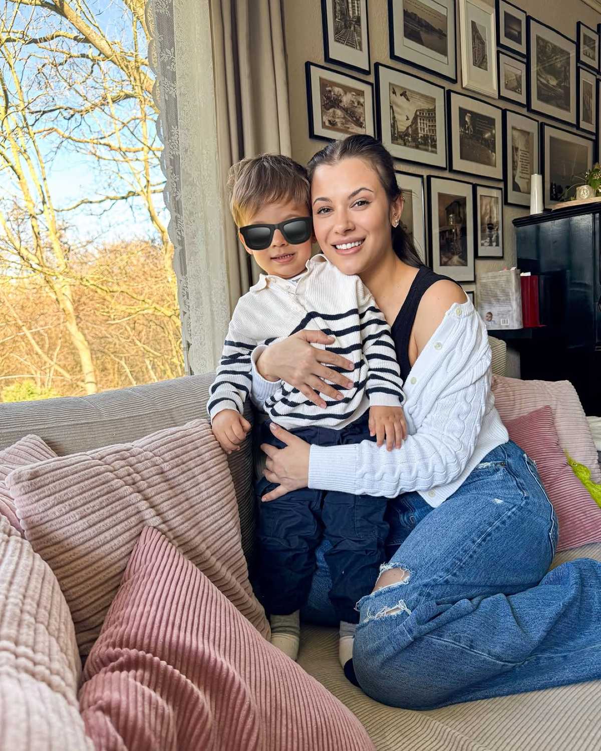 Η Λάουρα Νάργες εμ τον γιο της αγκαλιά