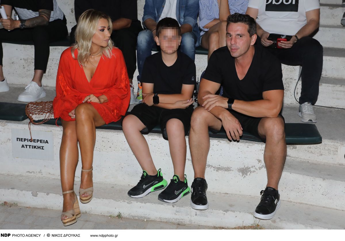 Η Λένα Παπαδοπούλου και ο Αλέξανδρος Τσαούσης μαζί με τον γιο τους το 2022