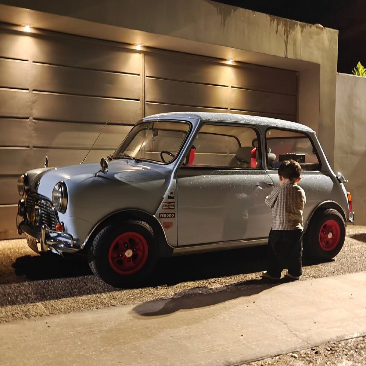 Ο γιος του Κουτσόπουλου μπροστά από αυτοκίνητο