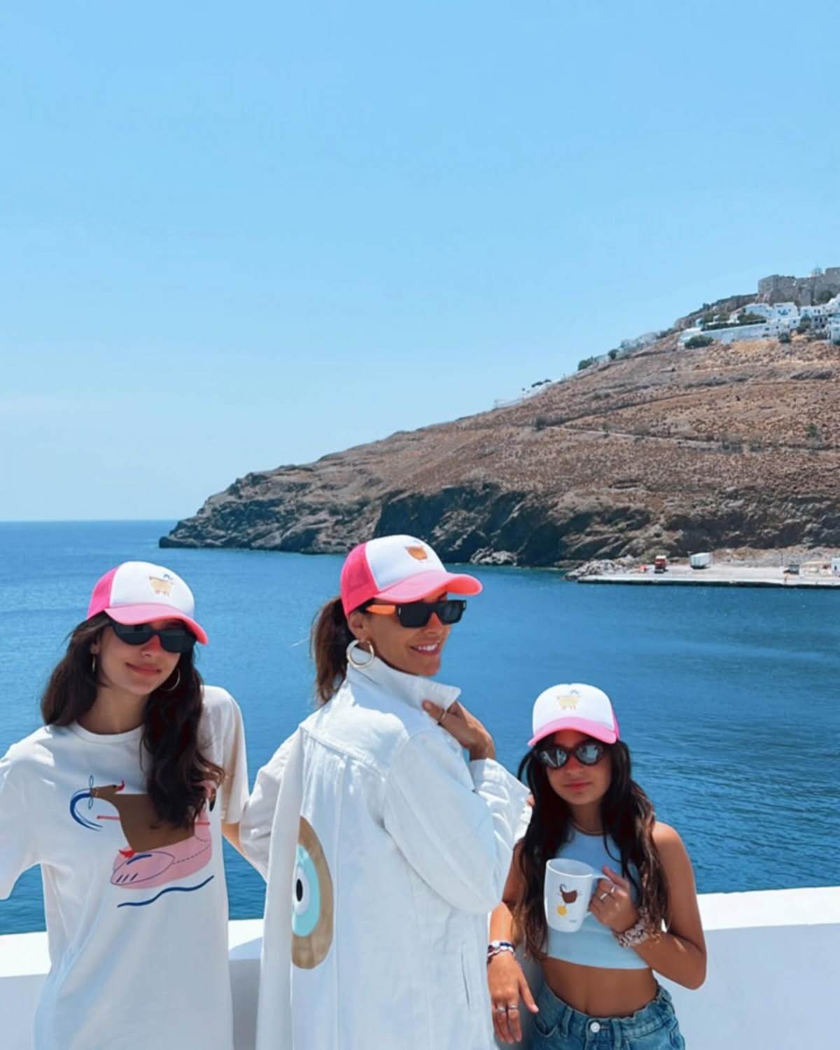 Η Μπέτυ Μαγγίρα με τις κόρες της