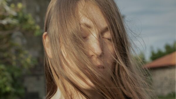 μια κοπέλα με μακριά μαλλιά