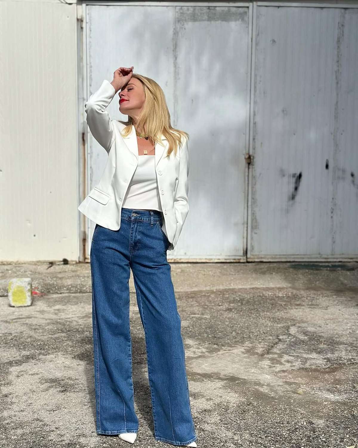 Η Ζέτα Μακρυπούλια έξω από το στούντιο