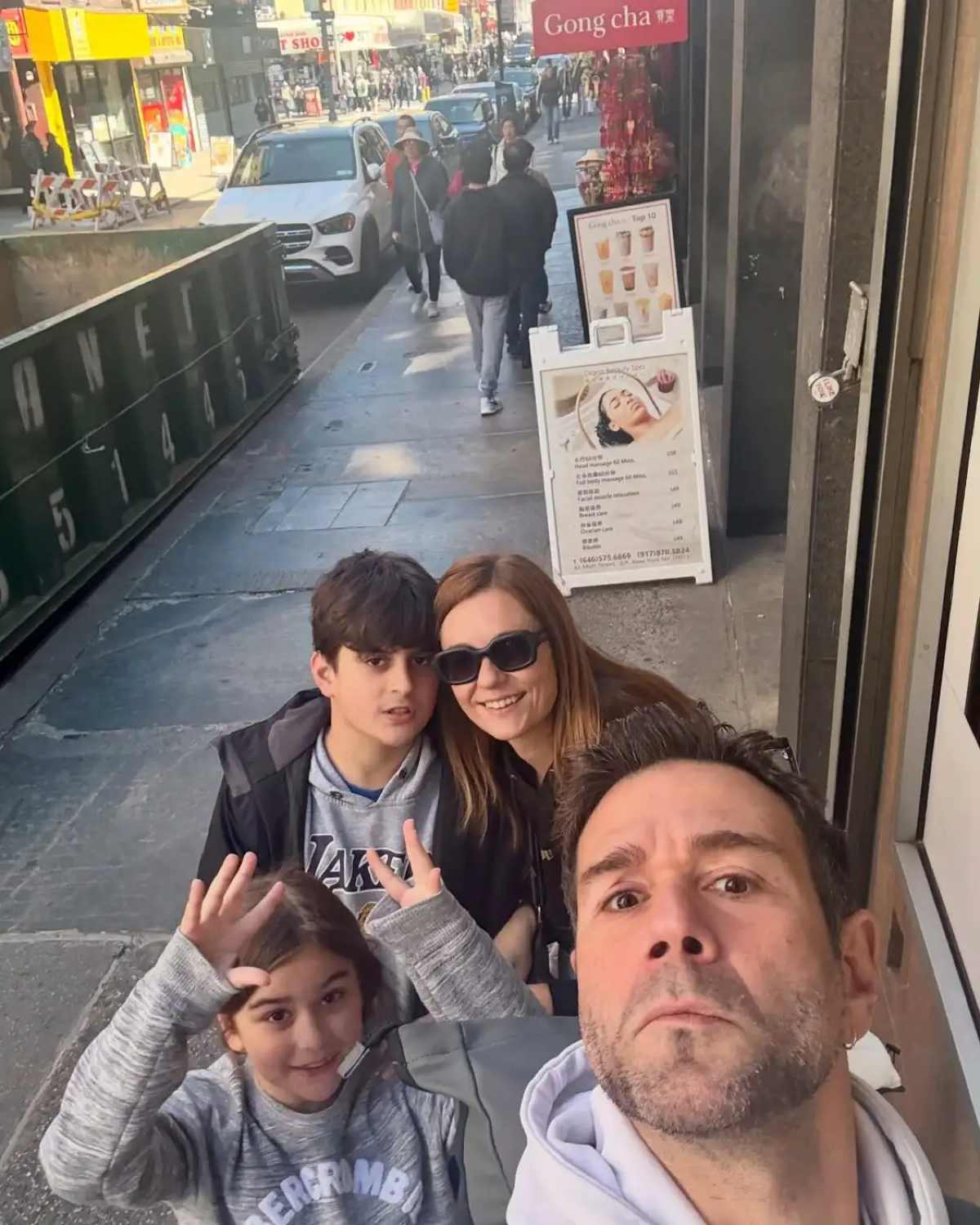 Η Θάλεια Ματίκα και ο Τάσος Ιορδανίδης με τα παιδιά τους στη Νέα Υόρκη