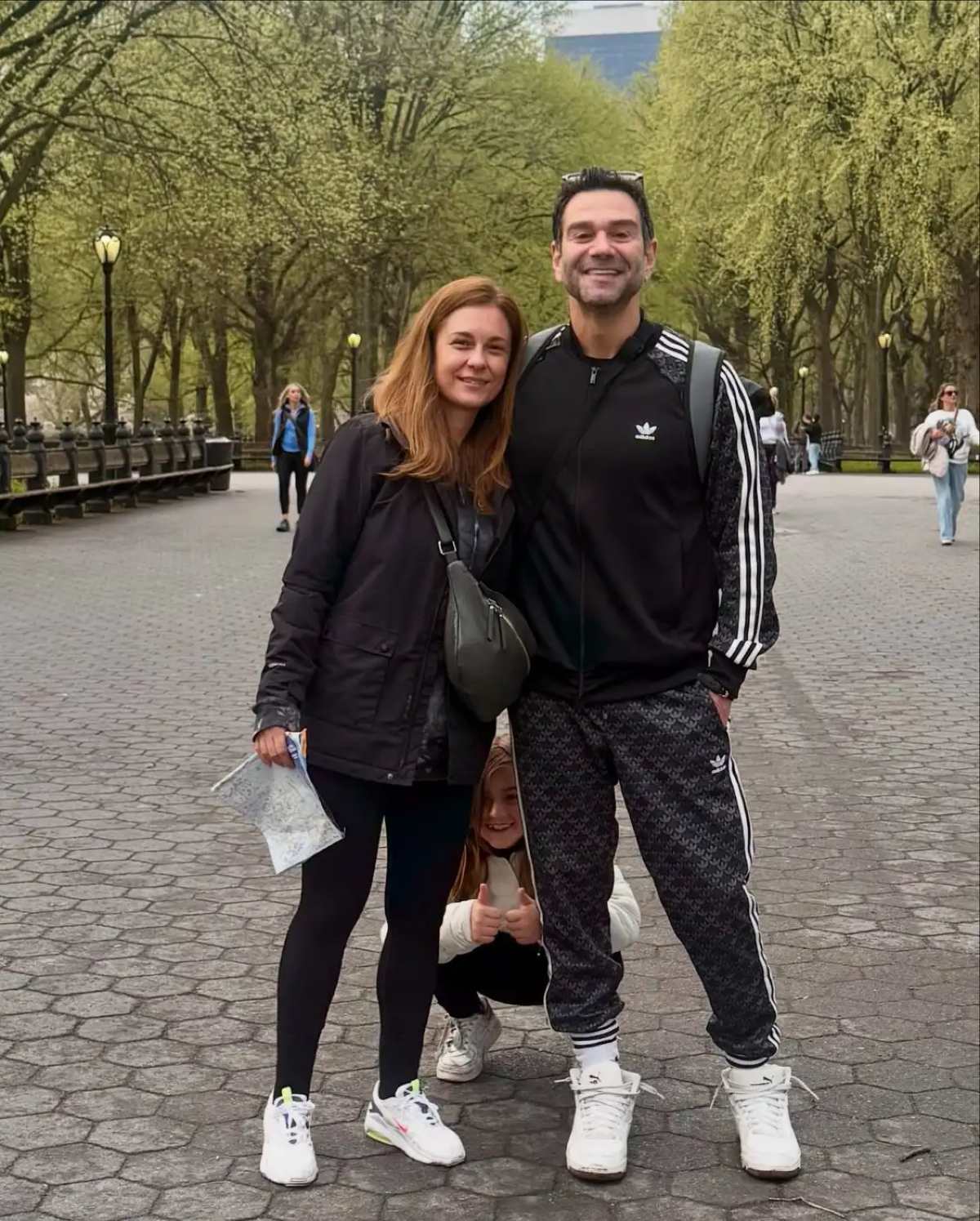 Η Θάλεια Ματίκα και ο Τάσος Ιορδανίδης με τα παιδιά τους στη Νέα Υόρκη