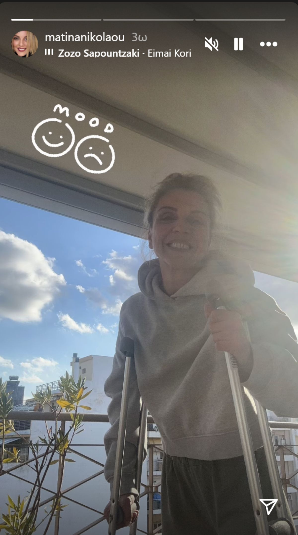 Η Ματίνα Νικολάου ανάρτηση με πατερίτσες στο μπαλκόνι
