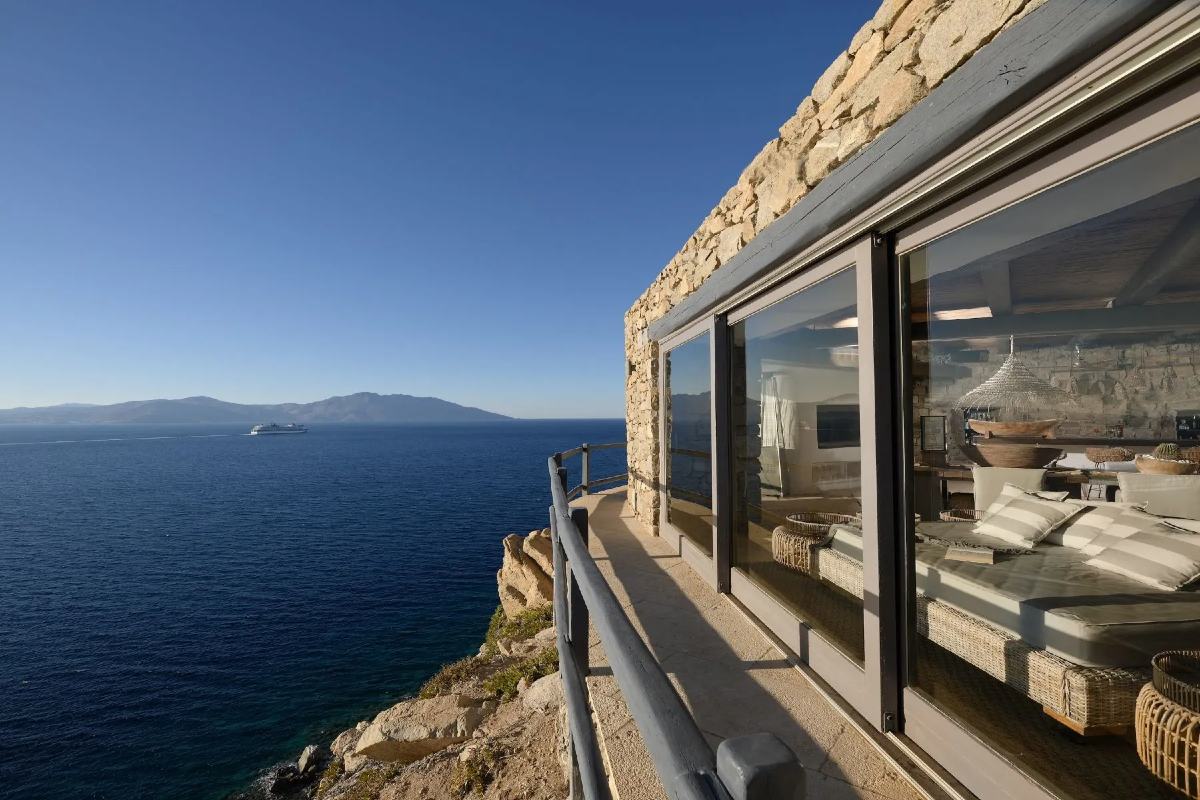 Η βίλα του Πέτρου Κωστόπουλου στην Μύκονο