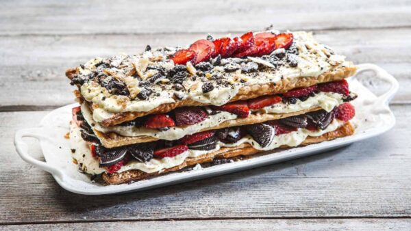 Μιλφέιγ με μπισκότο και φράουλες