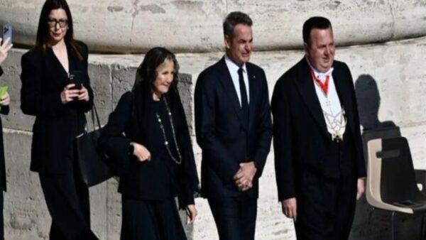 Ο Κυριάκος και η Μαρέβα Μητσοτάκη στην κηδεία του Πάπα Φραγκίσκου