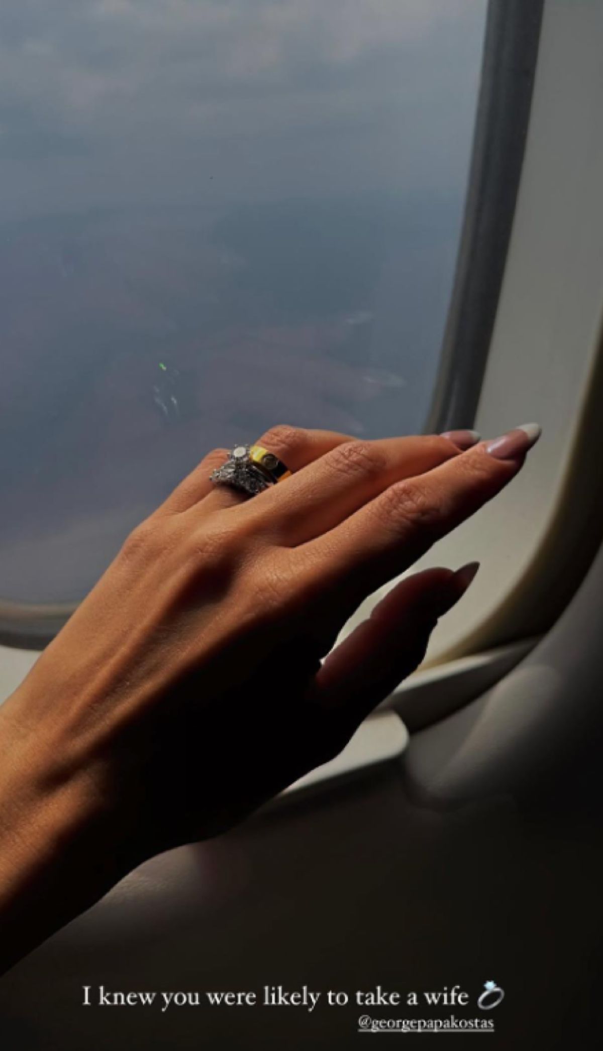 Το μονόπετρο της συντρόφου του Γιώργου Παπακώστα