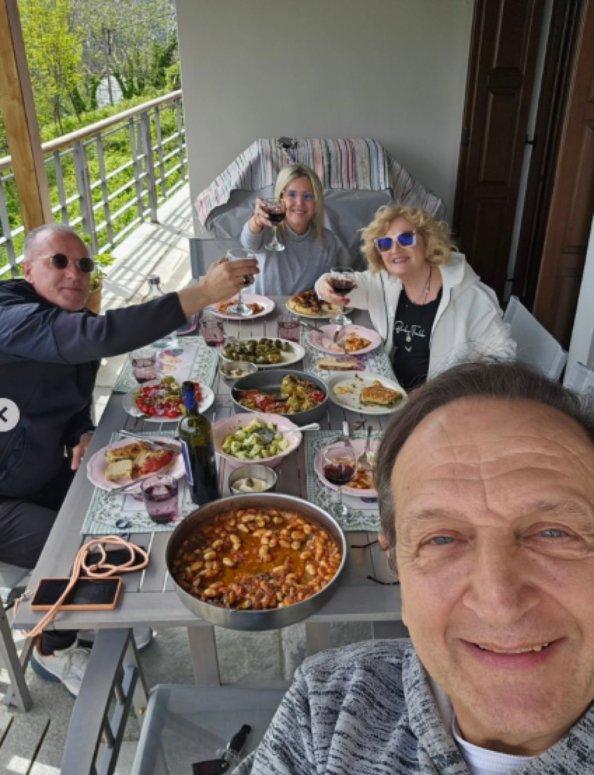 Ο Σπύρος Μπιμπίλας και η Ηρώ Μανέ σε τραπέζι