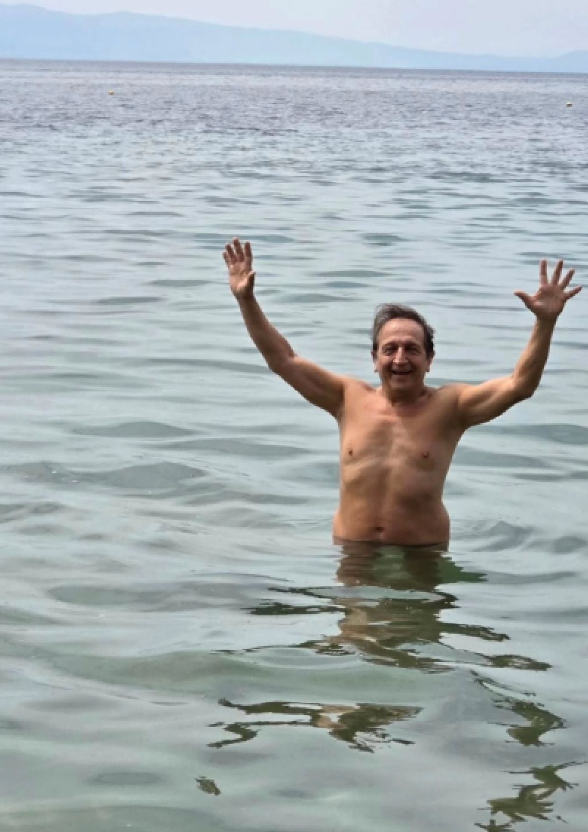 Ο Σπύρος Μπιμπίλας στη θάλασσα