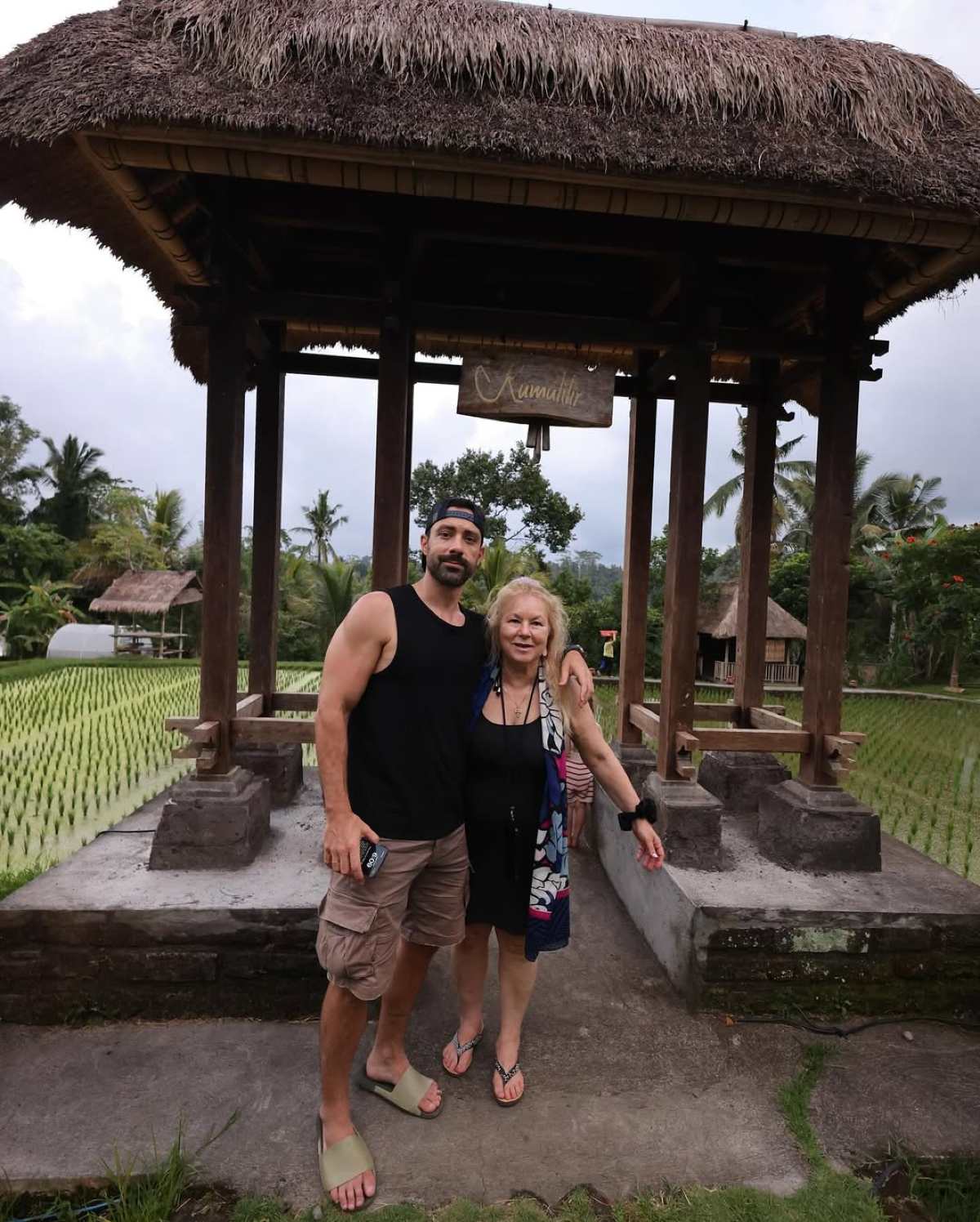 Η Χριστίνα Μπόμπα με τον Σάκη Τανιμανίδη και την οικογένειά τους στο Μπαλί