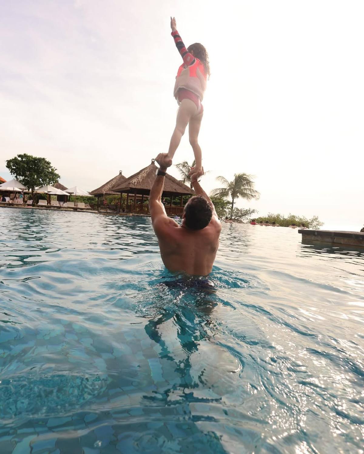 Η Χριστίνα Μπόμπα με τον Σάκη Τανιμανίδη και την οικογένειά τους στο Μπαλί