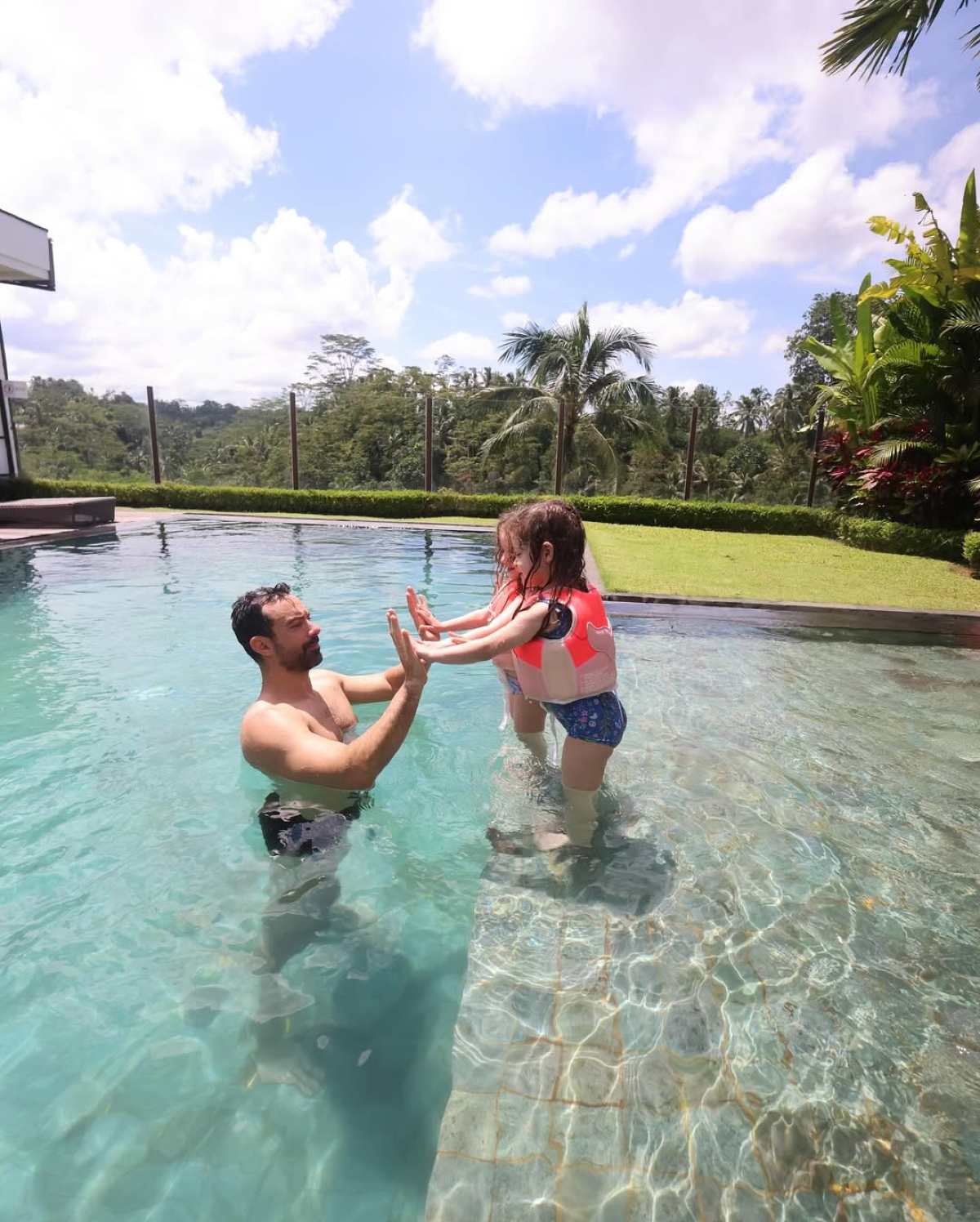 Η Χριστίνα Μπόμπα με τον Σάκη Τανιμανίδη και την οικογένειά τους στο Μπαλί