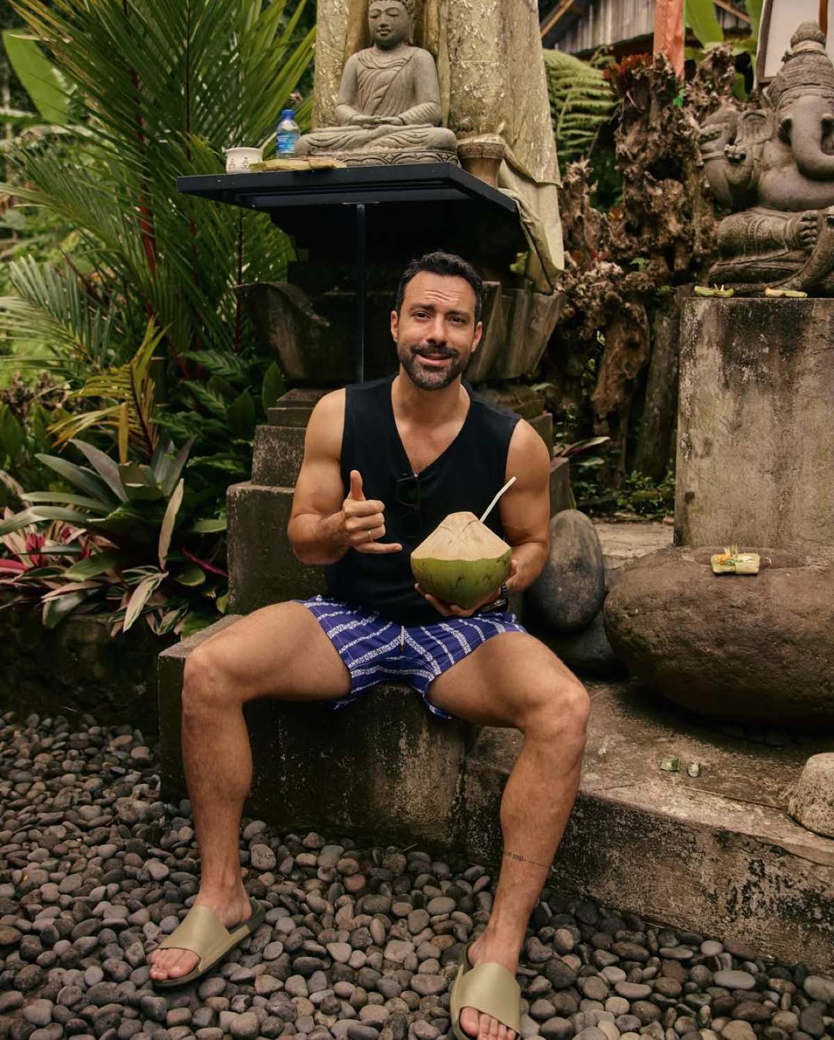 Η Χριστίνα Μπόμπα με τον Σάκη Τανιμανίδη και την οικογένειά τους στο Μπαλί