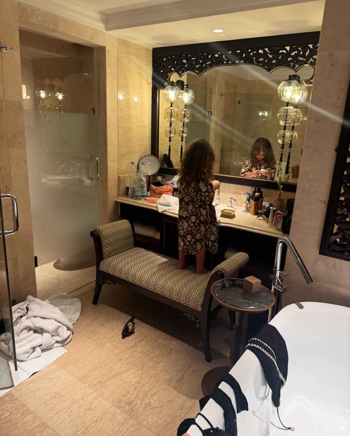 Η Χριστίνα Μπόμπα με τον Σάκη Τανιμανίδη και την οικογένειά τους στο Μπαλί