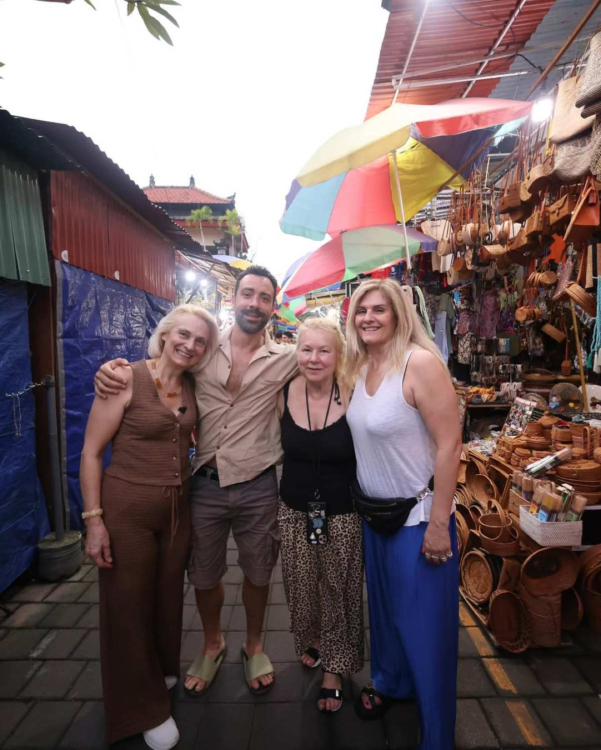 Η Χριστίνα Μπόμπα με τον Σάκη Τανιμανίδη και την οικογένειά τους στο Μπαλί