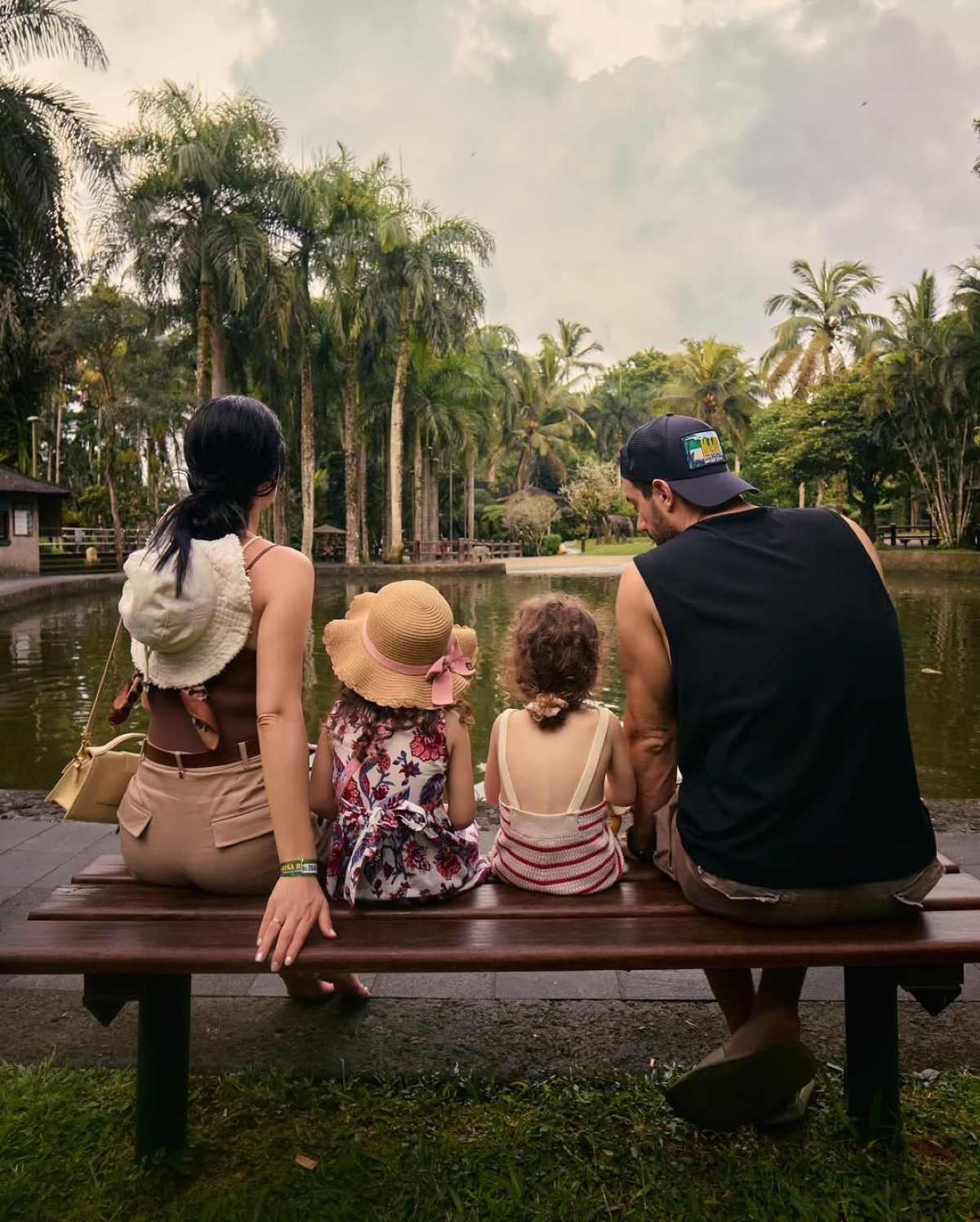 Η Χριστίνα Μπόμπα με τον Σάκη Τανιμανίδη και την οικογένειά τους στο Μπαλί
