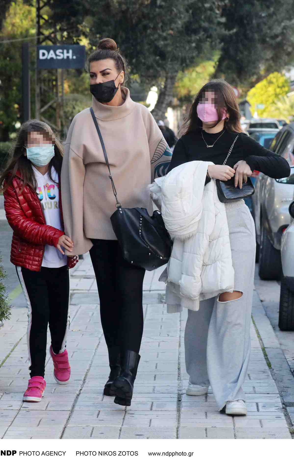 Η Νίνα Λοτσάρη με τις κόρες της