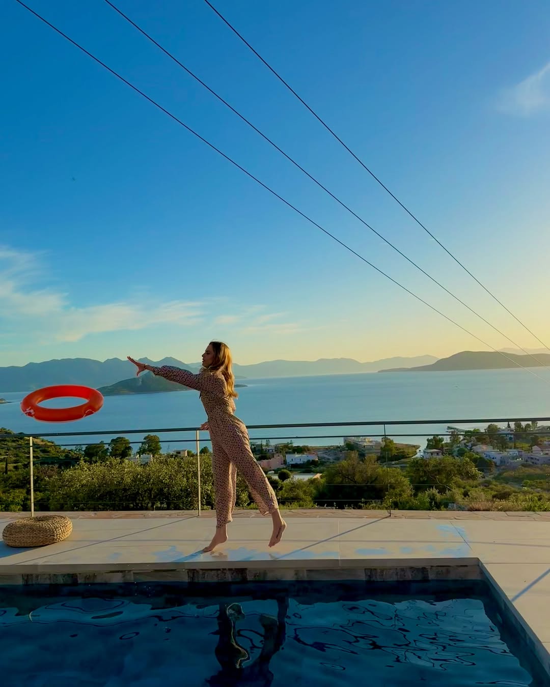 Η Ντορέττα στην πισίνα