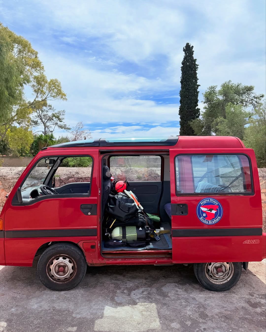 ένα κόκκινο βανάκι