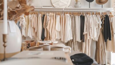 Κρεμασμένα nude ρούχα