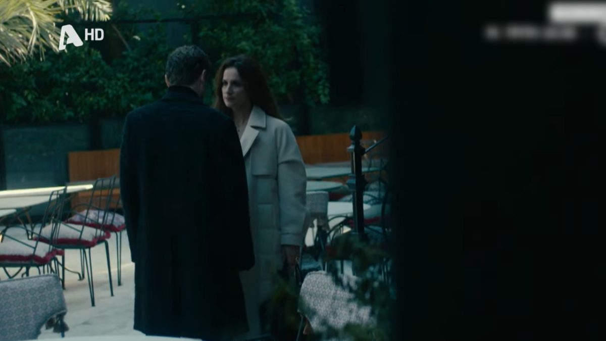 Ένα ζευγάρι μιλάει στον δρόμο στην σειρά ο τιμωρός