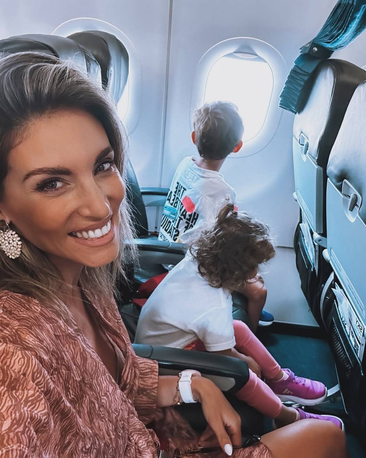 Αθηνά Οικονομάκου στο αεροπλάνο