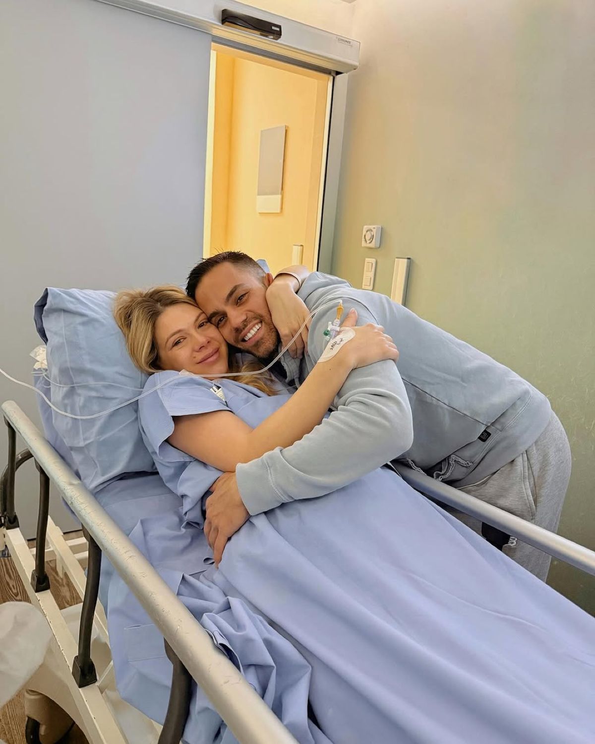 Η Ούρσουλα Βλάχου μαζί με τον σύζυγό της στο μαιευτήριο