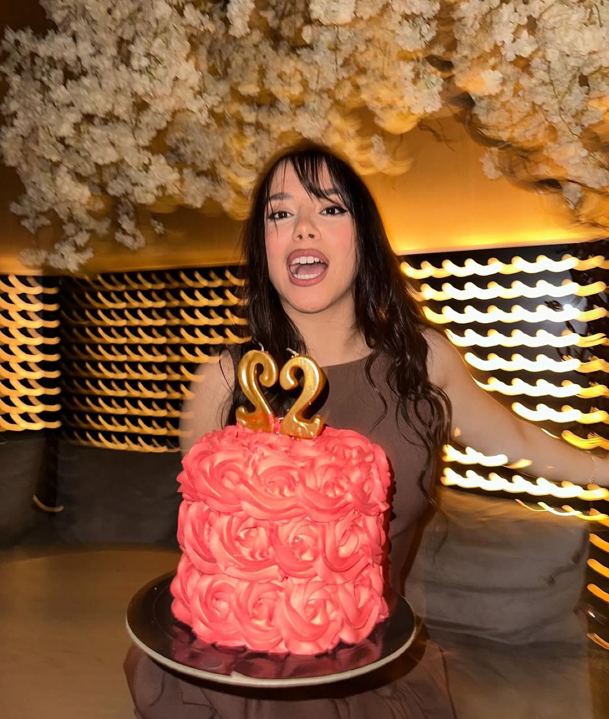 Η Παολίνα με την τούρτα των γενεθλίων της