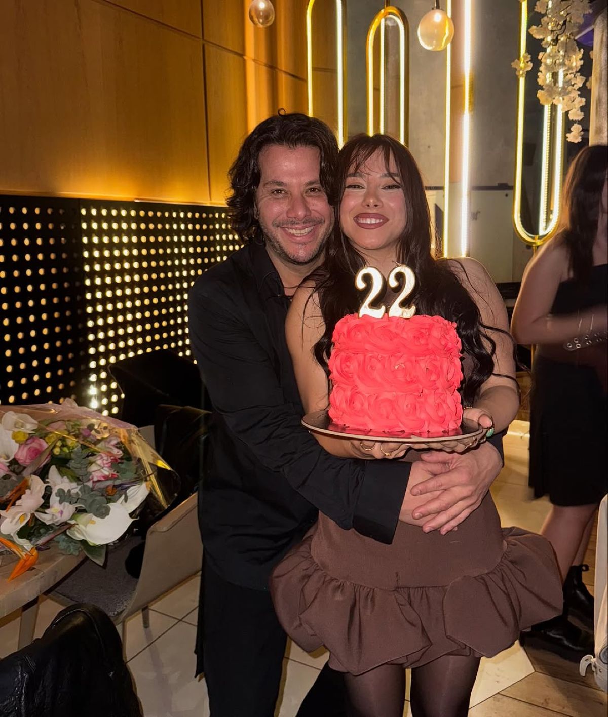 Η Παολίνα με την τούρτα των γενεθλίων της και τον πατέρα της