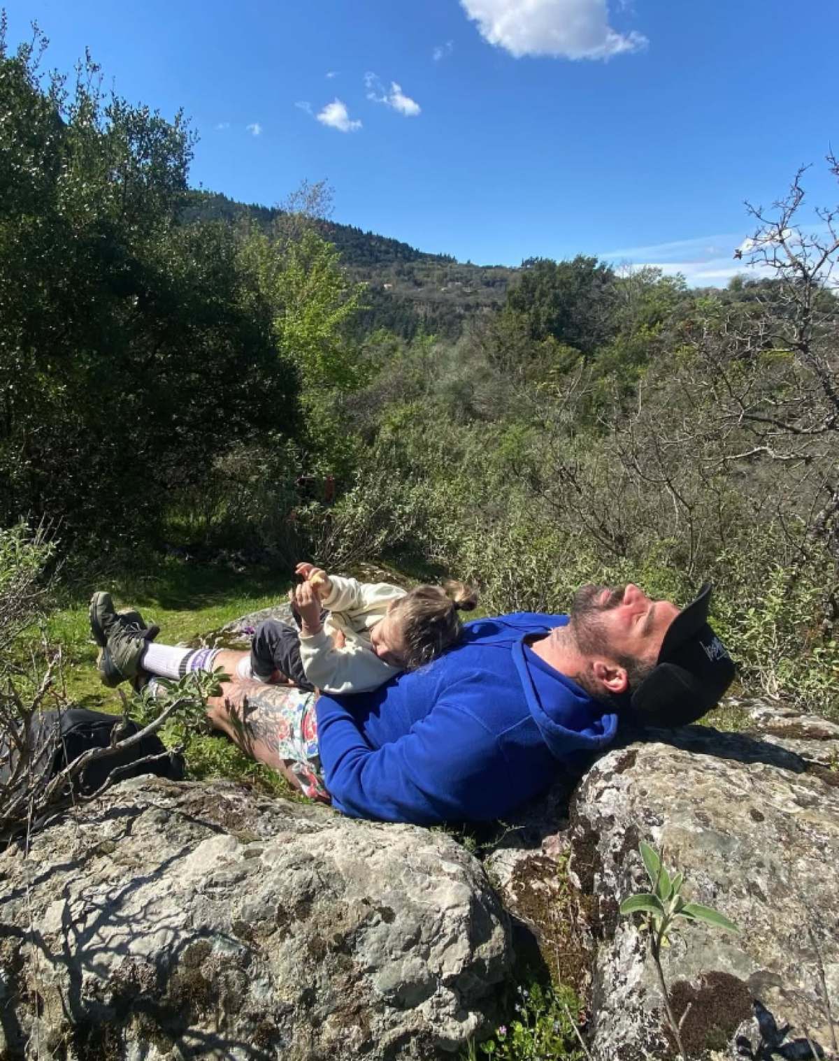 Ο Δημήτρης Αλεξάνδρου αγκαλιά με τον γιο του στην Υπάτη