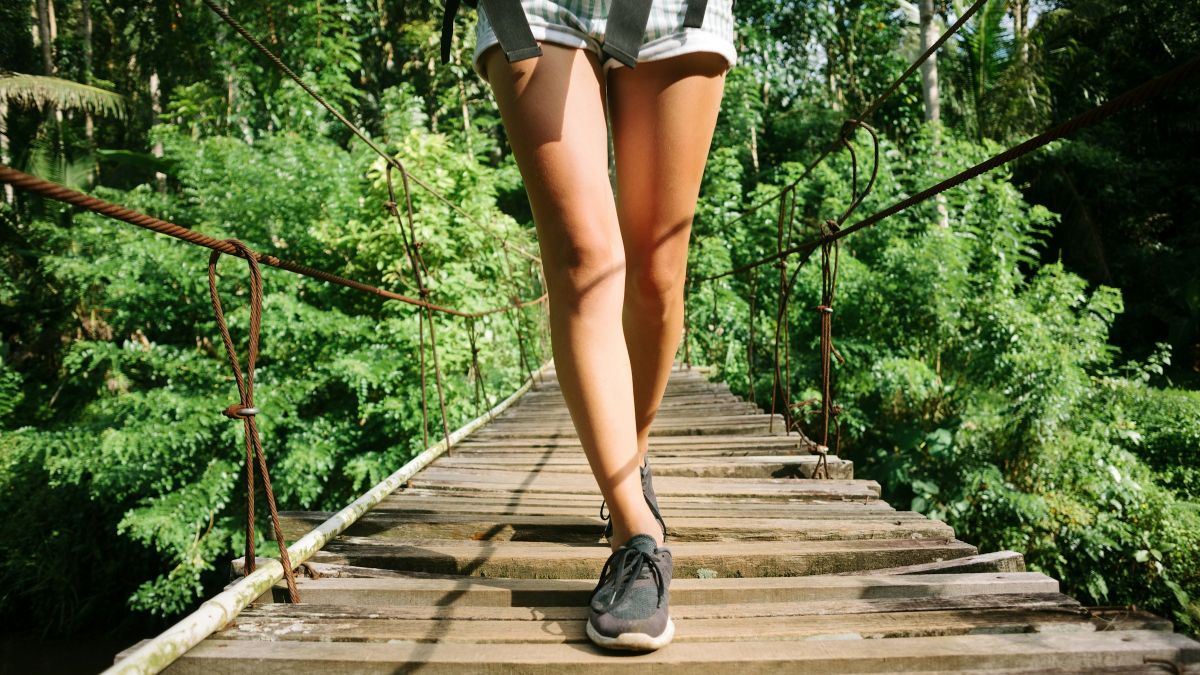 Μια γυναίκα κάνει πεζοπορία