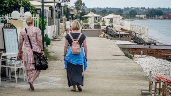 γυναίκες περπατούν σε καλοκαιρινό τοπίο