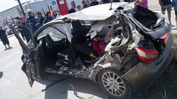 το διαλυμένο αμάξι που συγκρούστηκε με το τρένο