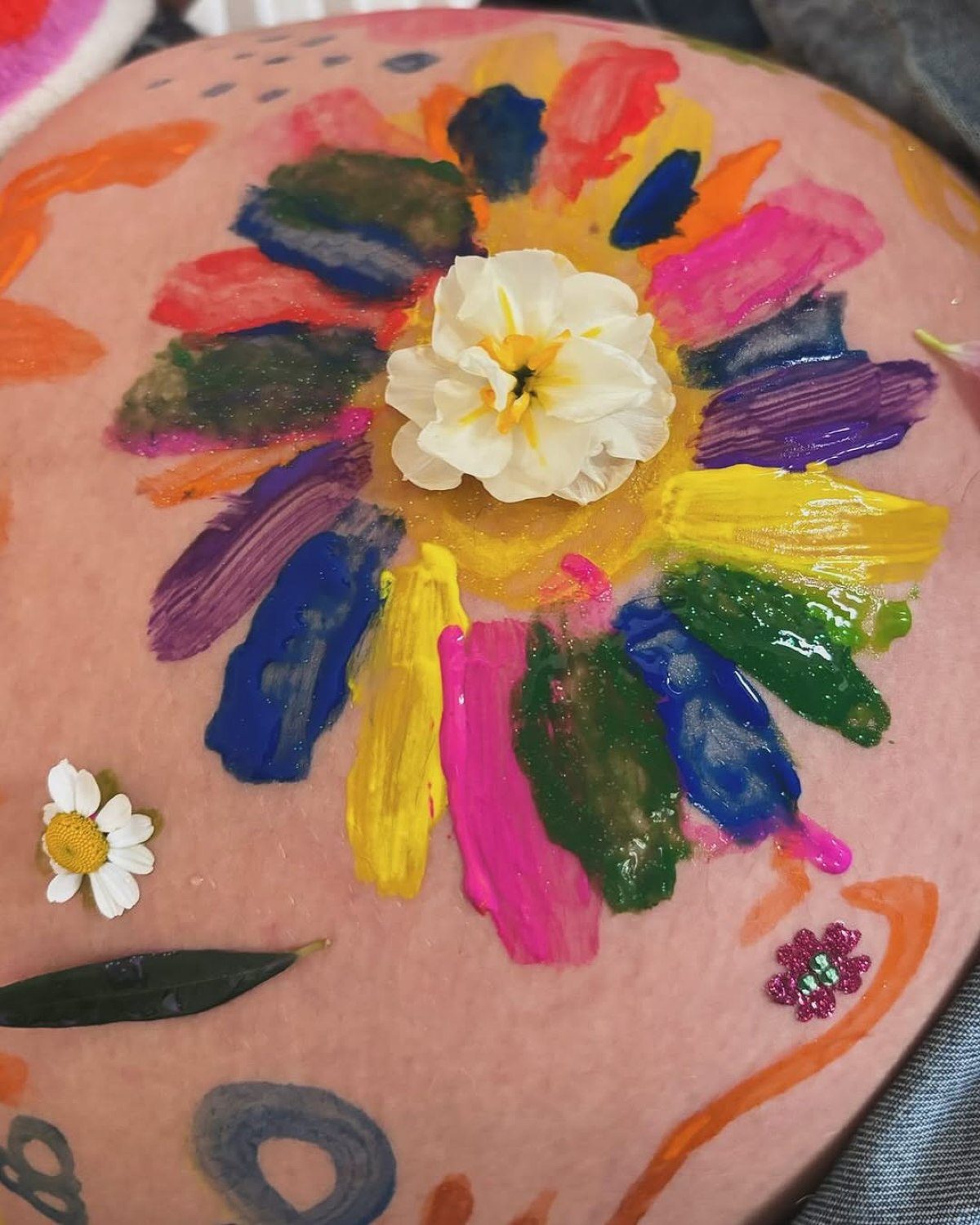 Παυλίνα Βουλγαράκη: Έβαψε την φουσκωμένη της κοιλίτσα με μπογιές και φόρεσε λουλούδια στα μαλλιά