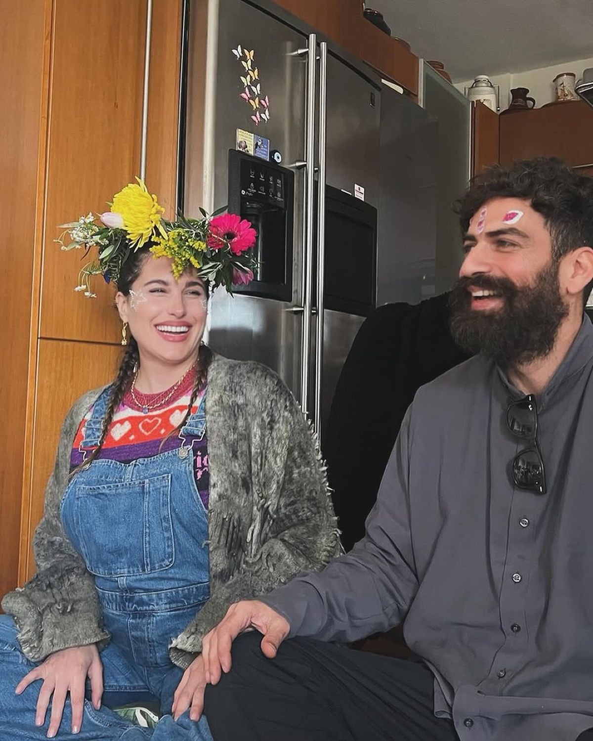 Παυλίνα Βουλγαράκη: Έβαψε την φουσκωμένη της κοιλίτσα με μπογιές και φόρεσε λουλούδια στα μαλλιά