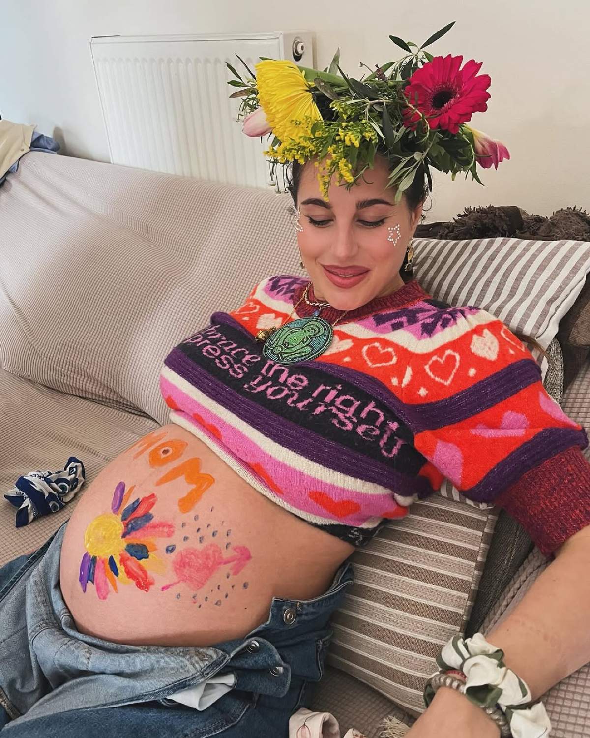 Παυλίνα Βουλγαράκη: Έβαψε την φουσκωμένη της κοιλίτσα με μπογιές και φόρεσε λουλούδια στα μαλλιά