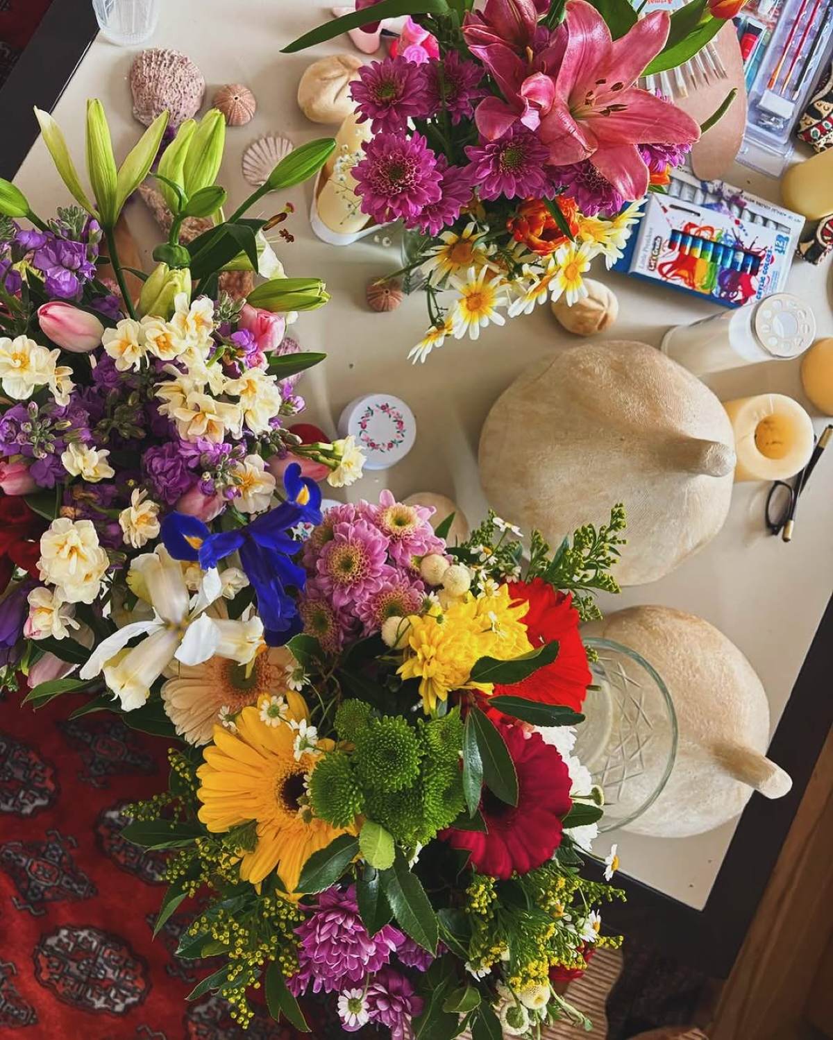 Παυλίνα Βουλγαράκη: Έβαψε την φουσκωμένη της κοιλίτσα με μπογιές και φόρεσε λουλούδια στα μαλλιά