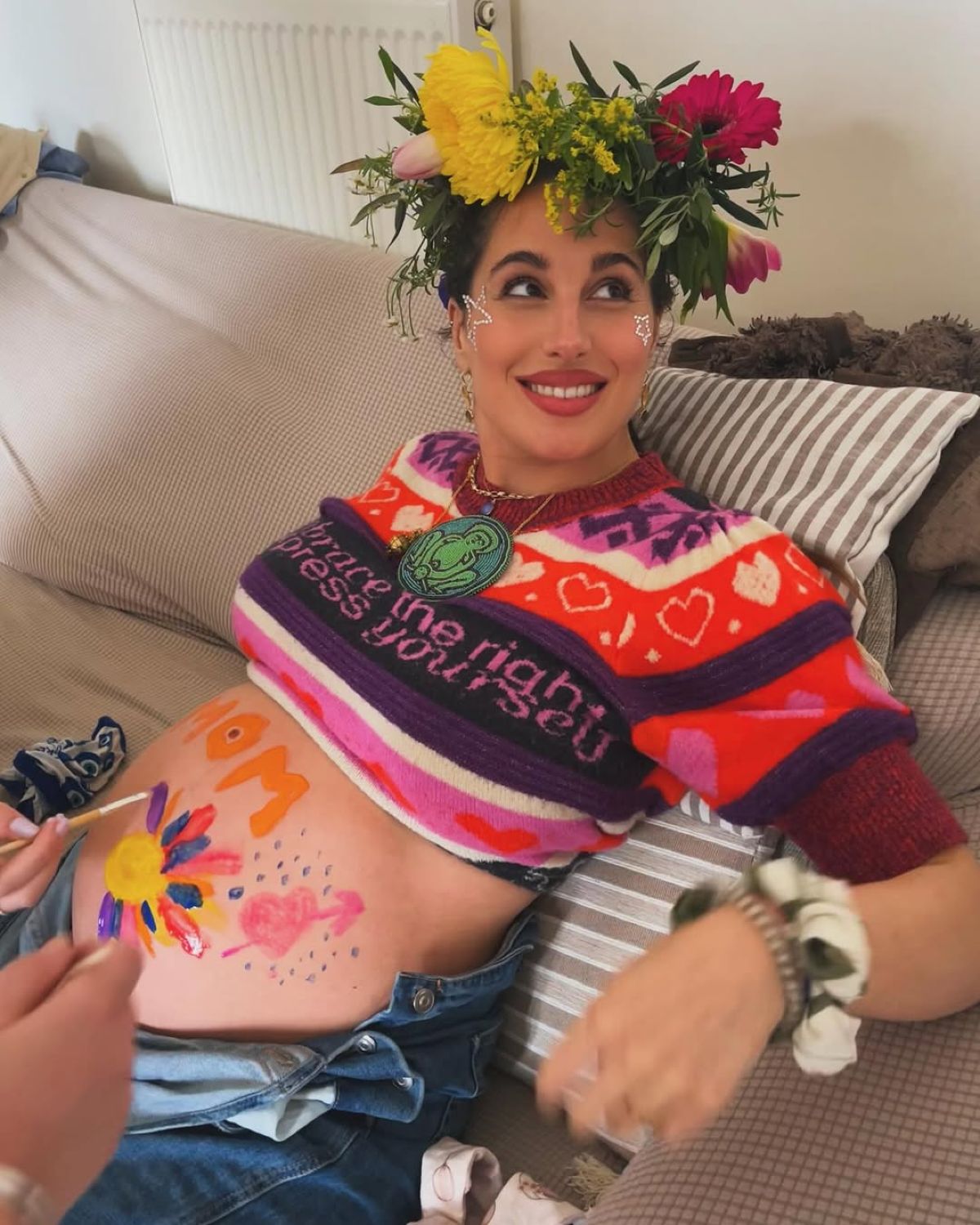 Παυλίνα Βουλγαράκη: Έβαψε την φουσκωμένη της κοιλίτσα με μπογιές και φόρεσε λουλούδια στα μαλλιά