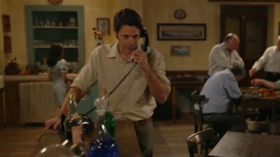 Ο Παύλος μιλάει στο τηλέφωνο στην σειρά Ηλέκτρα