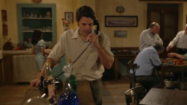 Ο Παύλος μιλάει στο τηλέφωνο στην σειρά Ηλέκτρα