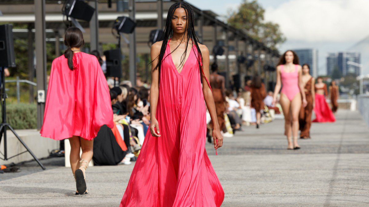 Τα έντονα χρώματα στην πασαρέλα