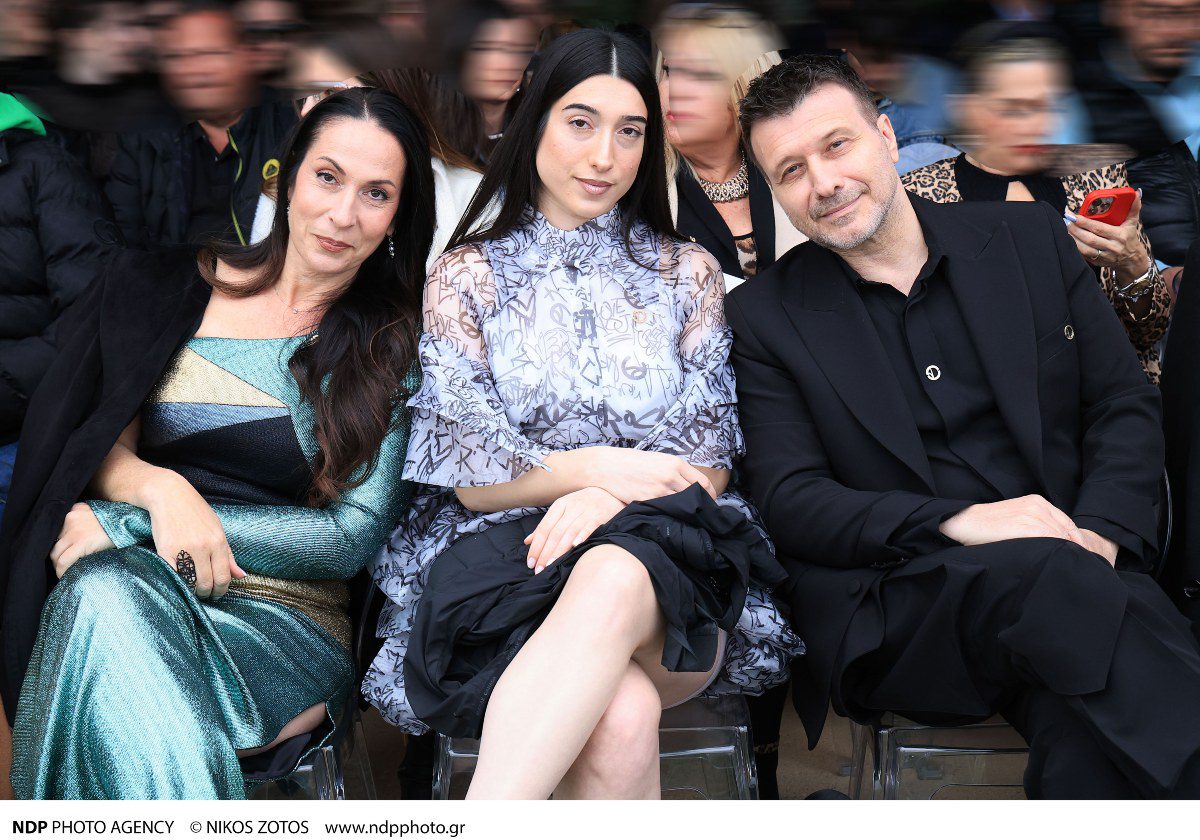 Ο Γιάννης Πλούταρχος με την σύζυγο και την κόρη του σε επίδειξη μόδας