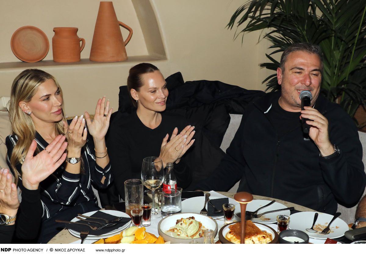 Ο Αντώνης Ρέμος και η Υβόννη Μπόσνιακ σε βραδινή έξοδό τους. Μαζί τους και η Παυλίνα Κωσταγιού