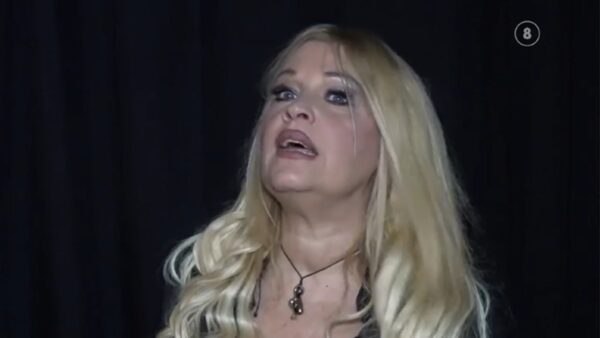 Η Σαμπρίνα στην κάμερα του Πάμε Δανάη