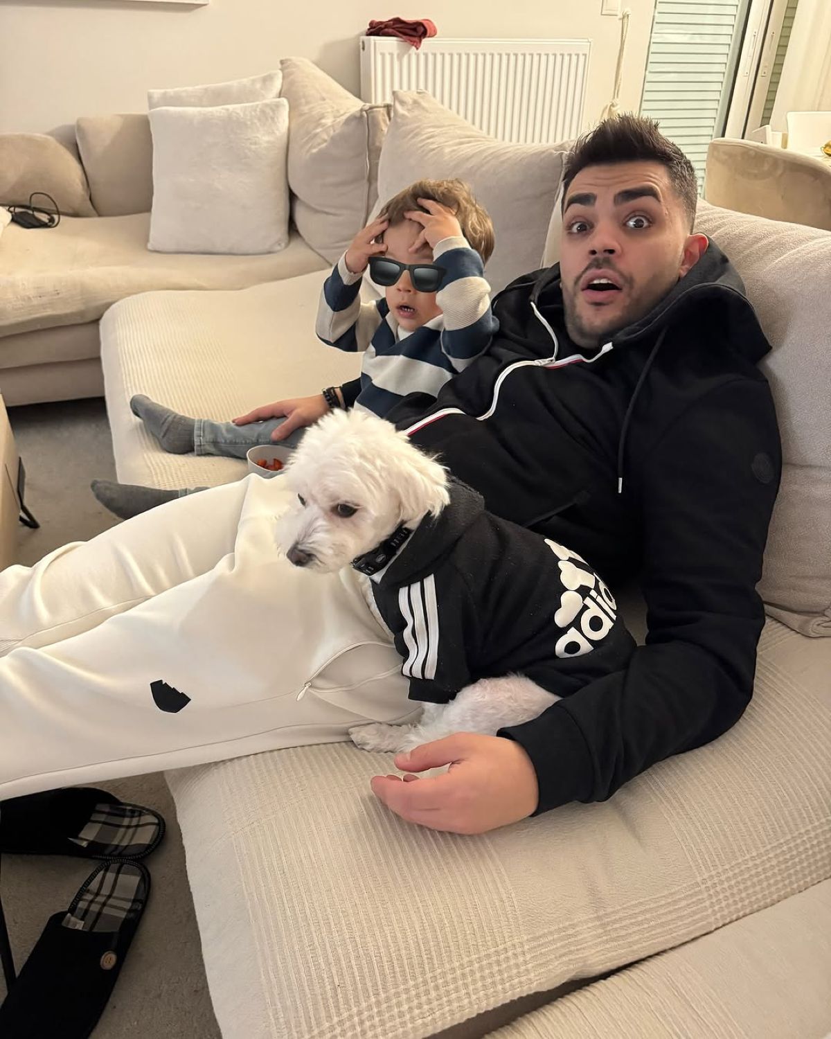 Ο Χρήστος Σιντικάι με τον γιο του και τον σκύλο στον καναπέ