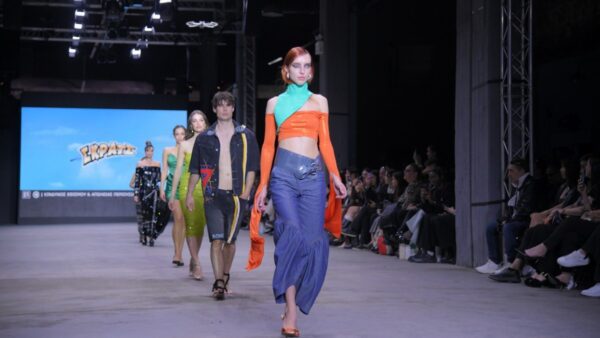 Η πασαρέλα με τις δημιουργίες των σχεδιαστών εμπνευσμένες από το ΣΚΡΑΤΣ