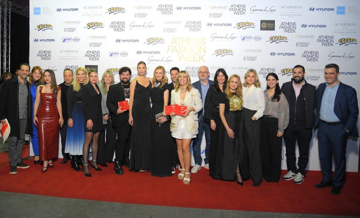 Η ομάδα του ΟΠΑΠ με την Ισμήνη Παπαβλασοπούλου, την Τόνια Φουσέκη και τους σχεδιαστές των brands Callista Aurora και Dear by Agapitos Κouros
